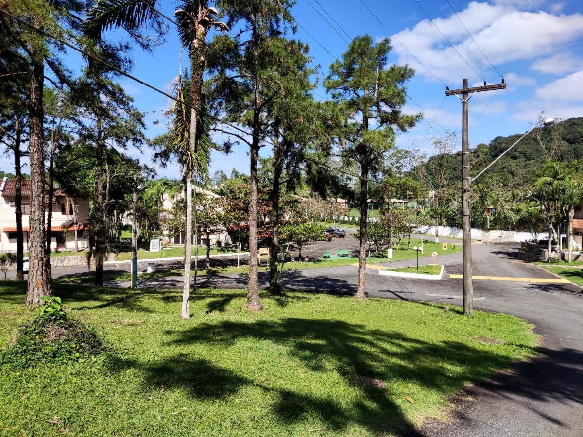 Apartamento até 10 pessoas na enseada Guarujá em condomínio clube praia piscinas salão jogos quadra futebol campo parquinho brinquedos Wi-fi Home office Exterior foto